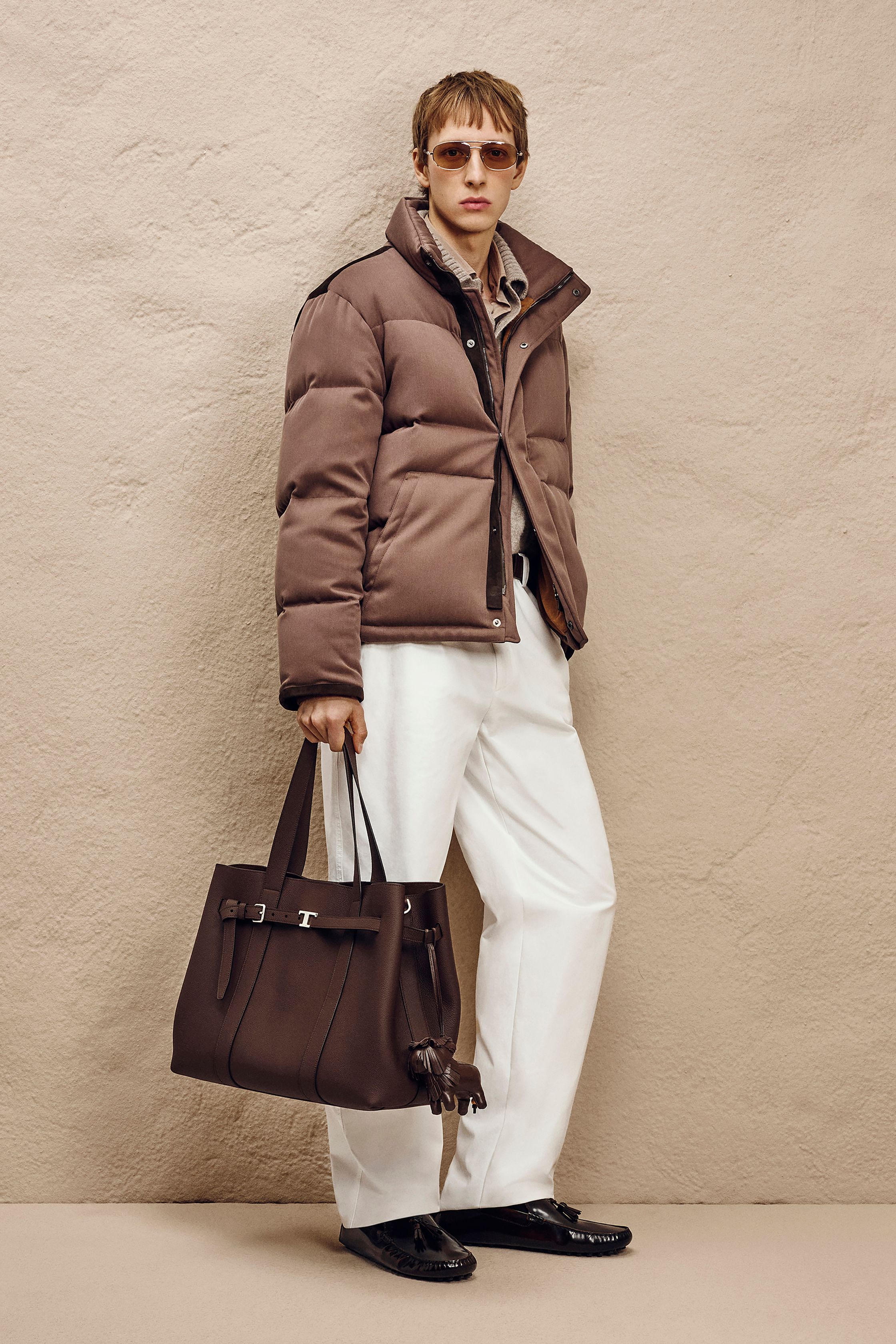 Tod’s 2026秋冬以极致实穿为核心，延续品牌“低调奢华”的长期价值。皮革夹克、绗缝外套与精致针织围绕自然色系展开，强调触感、重量与耐用性。造型不强调趋势感，而是构建稳定、可长期使用的男士衣橱方案，呈现出成熟、理性且自信的都市男性形象-顽石频道趋势研究